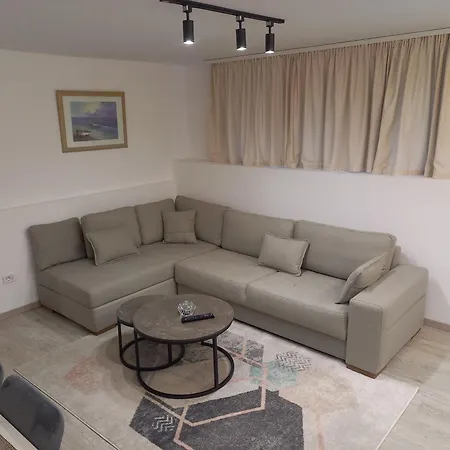 Flowers Apartmán Tirana